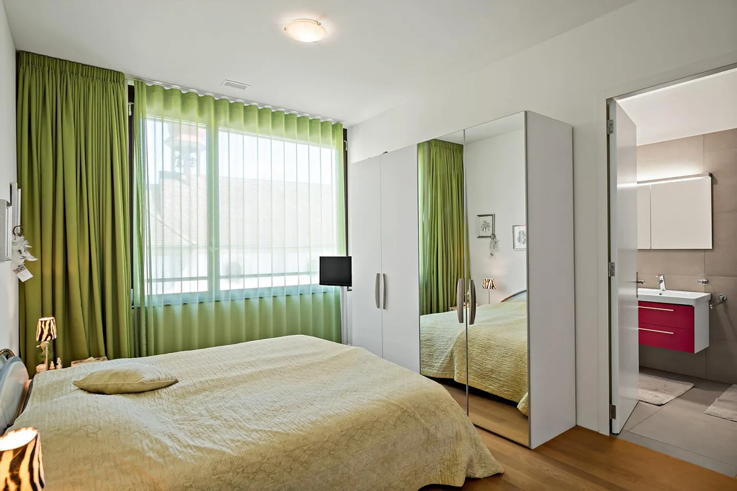 Modern apartment with lake view - Photo 9 of 10