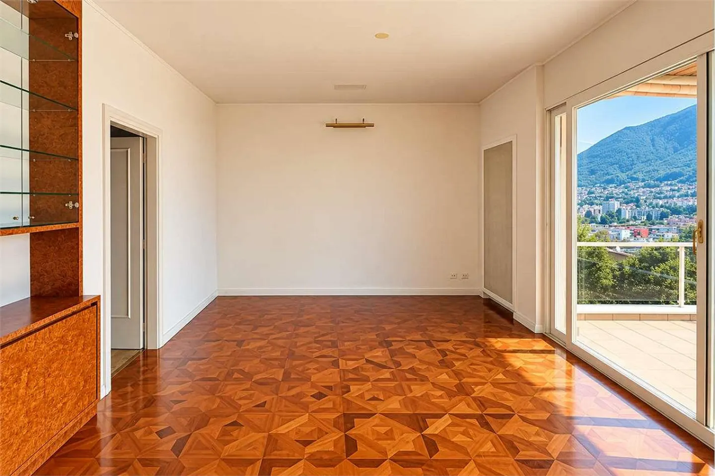 Elegante Residenz mit Seeblick und Privatgarten - Foto 4 von 13