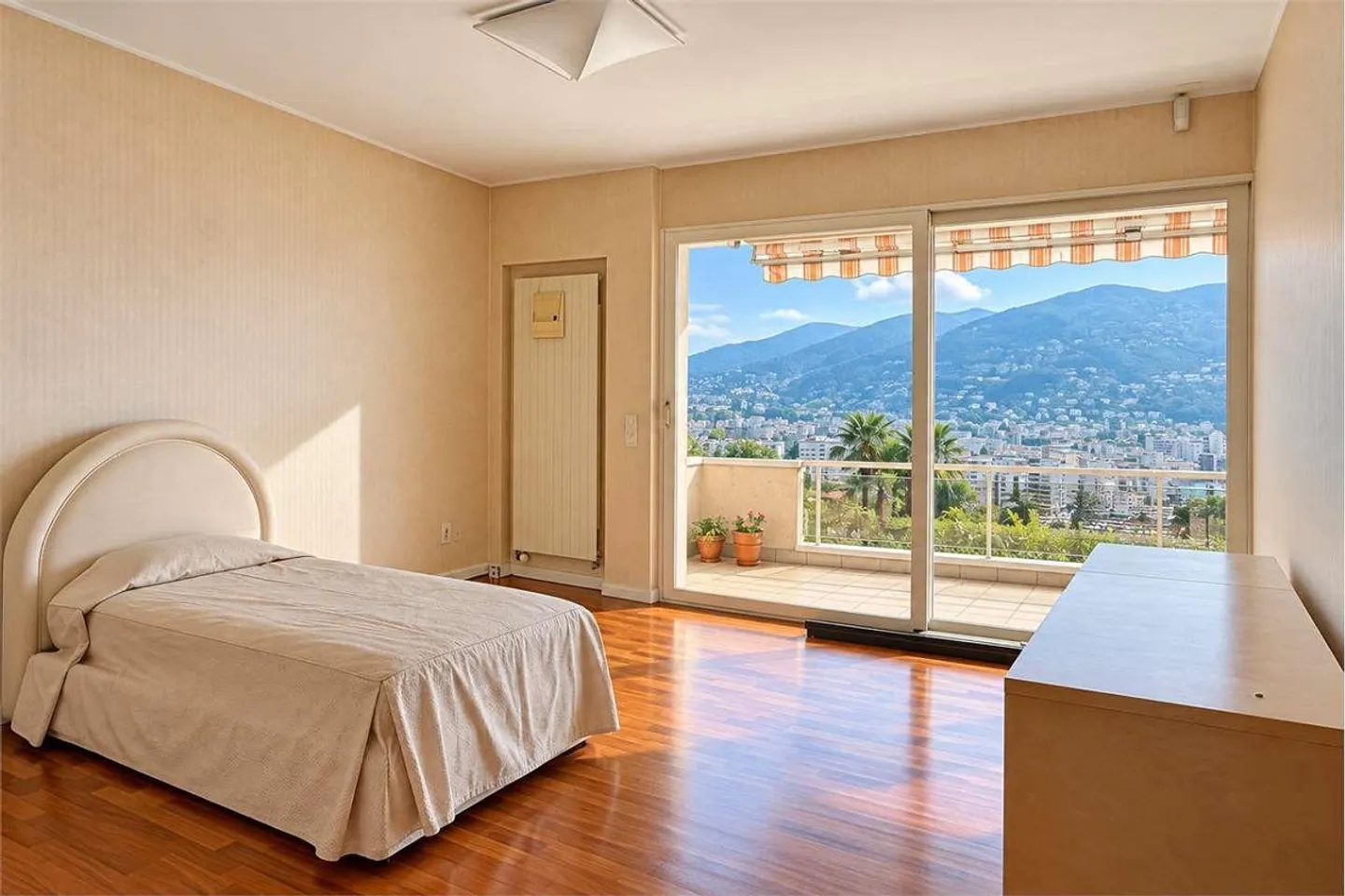 Elegante Residenz mit Seeblick und Privatgarten - Foto 8 von 13