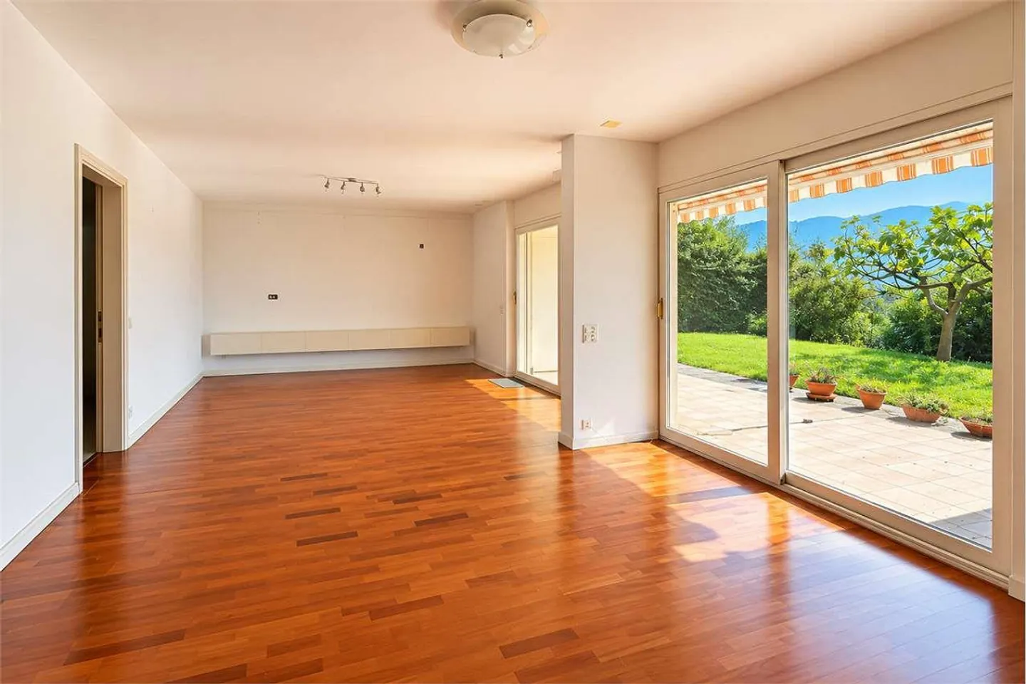 Elegante Residenz mit Seeblick und Privatgarten - Foto 12 von 13