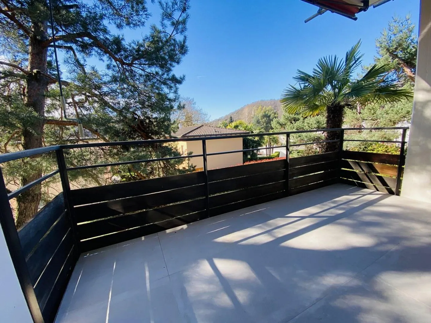 APPARTAMENTO 4.5 STANZE RISTRUTTURATO - PISCINA NEL COMPLESSO RESIDENZIALE - Foto 8 di 11