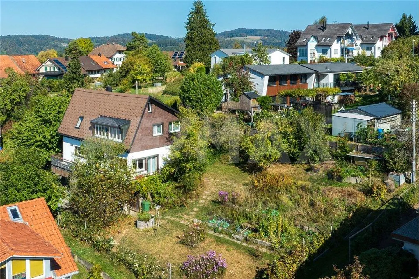 Une maison avec une vue fantastique et beaucoup de potentiel - Photo 3 sur 13