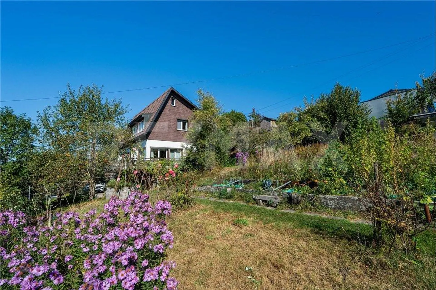 Une maison avec une vue fantastique et beaucoup de potentiel - Photo 4 sur 13