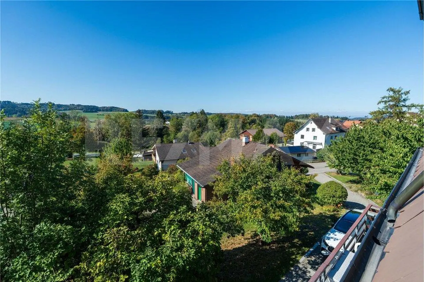 Une maison avec une vue fantastique et beaucoup de potentiel - Photo 5 sur 13