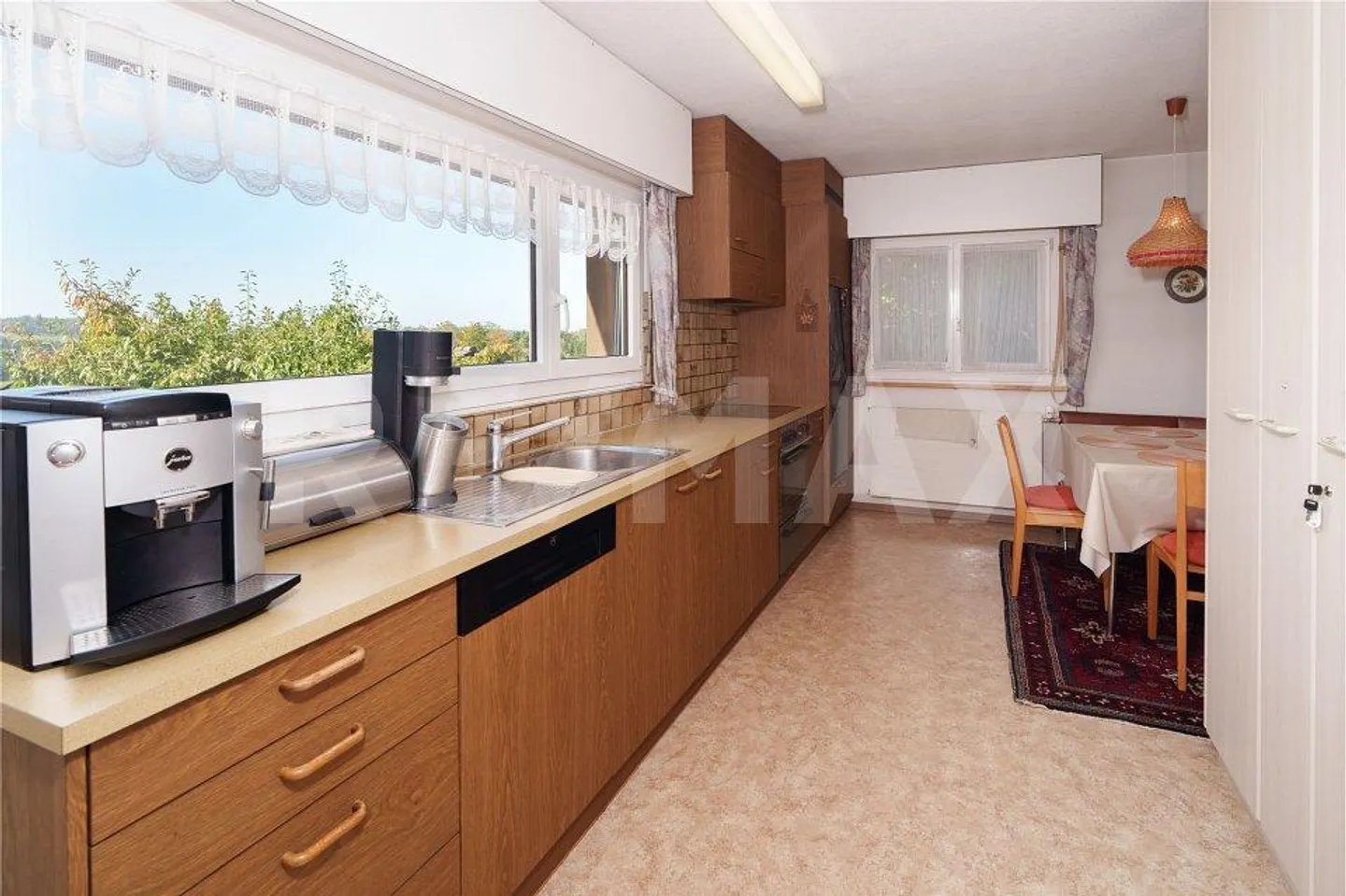 Une maison avec une vue fantastique et beaucoup de potentiel - Photo 9 sur 13
