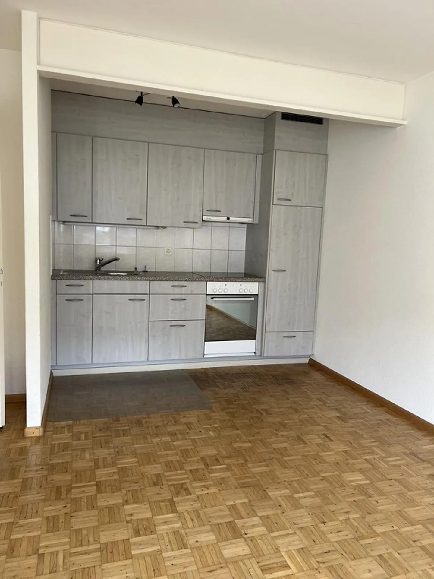 Appartement 2 pièces confortable près de la gare SBB - Photo 2 sur 7