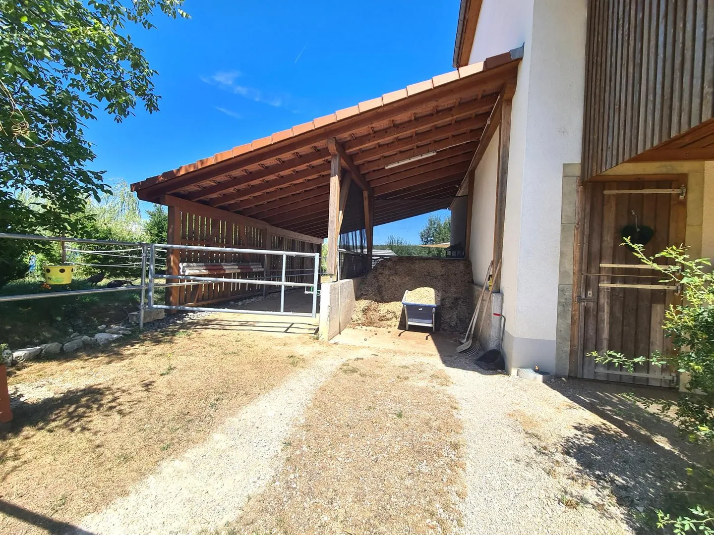 Extraordinary and very rare offer - Beautifully renovated village house on 4,385 m² - Photo 12 of 30