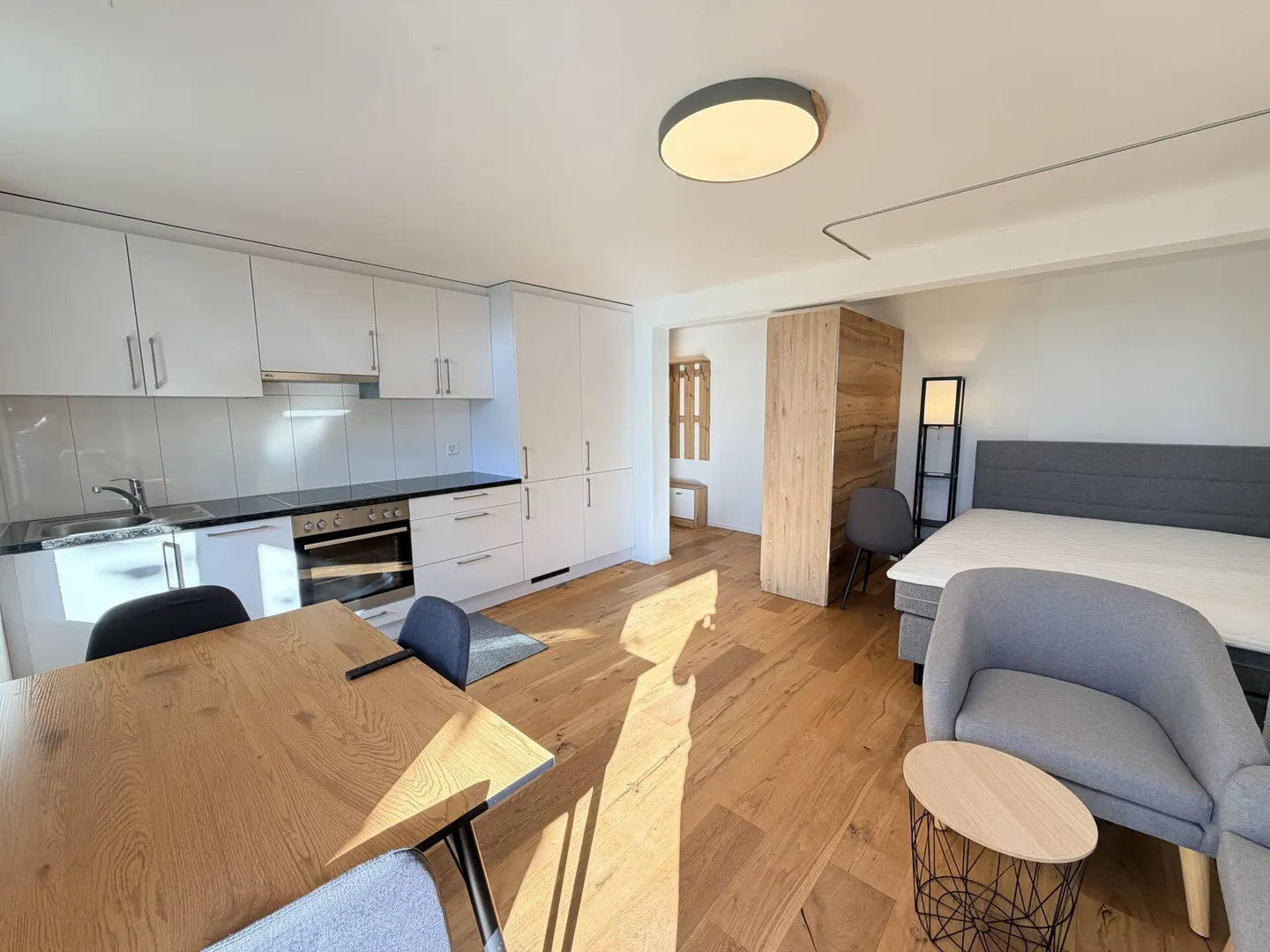 Möbliertes Studio mit Balkon - Foto 2 von 7