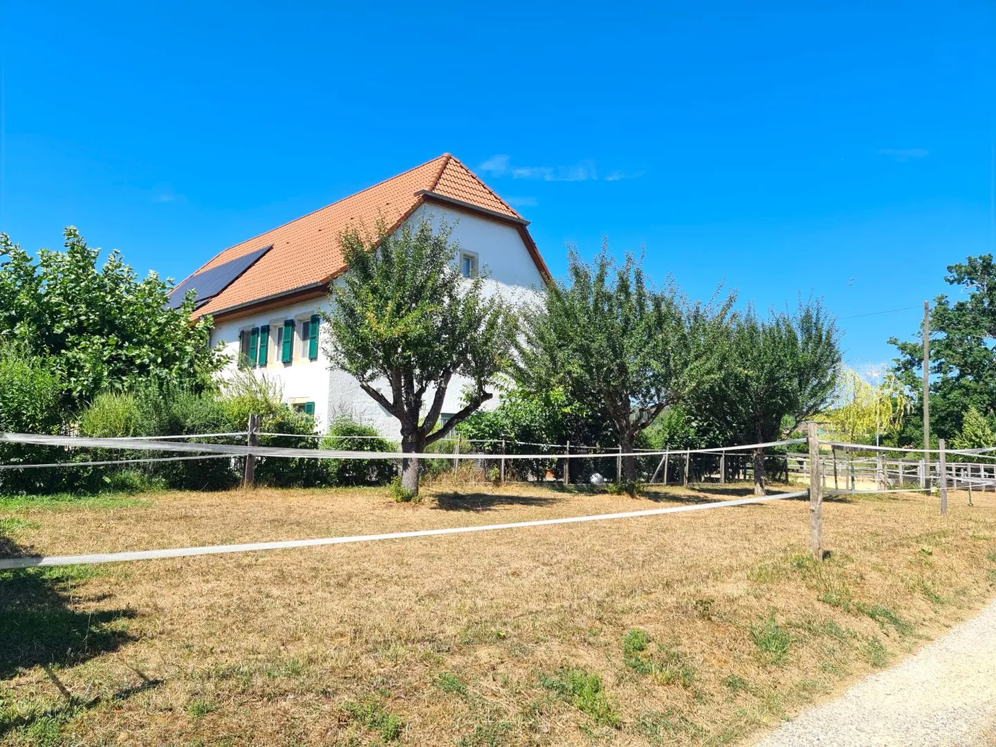 Extraordinary and very rare offer - Beautifully renovated village house on 4,385 m² - Photo 1 of 30