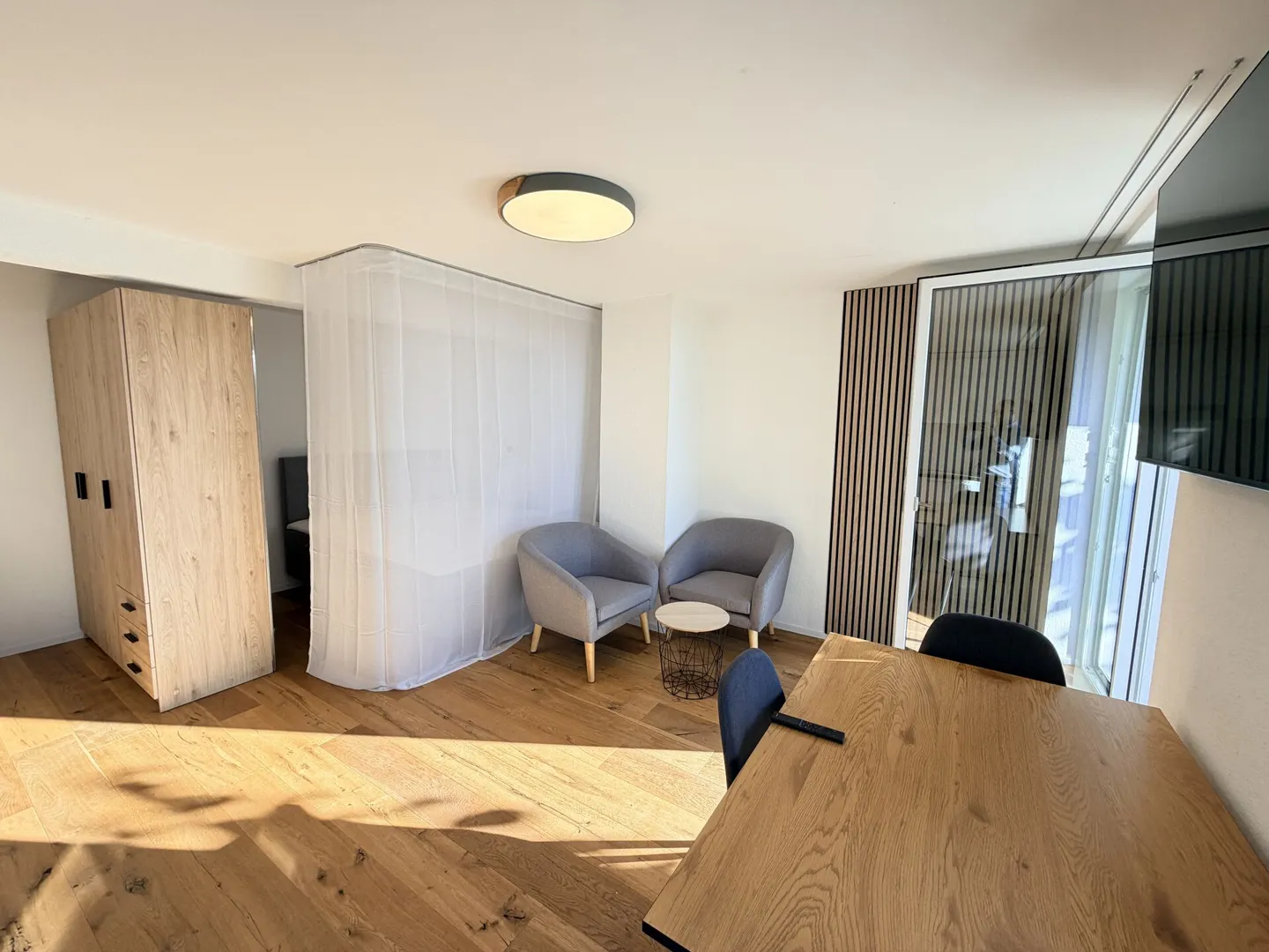 Möbliertes Studio mit Balkon - Foto 4 von 7