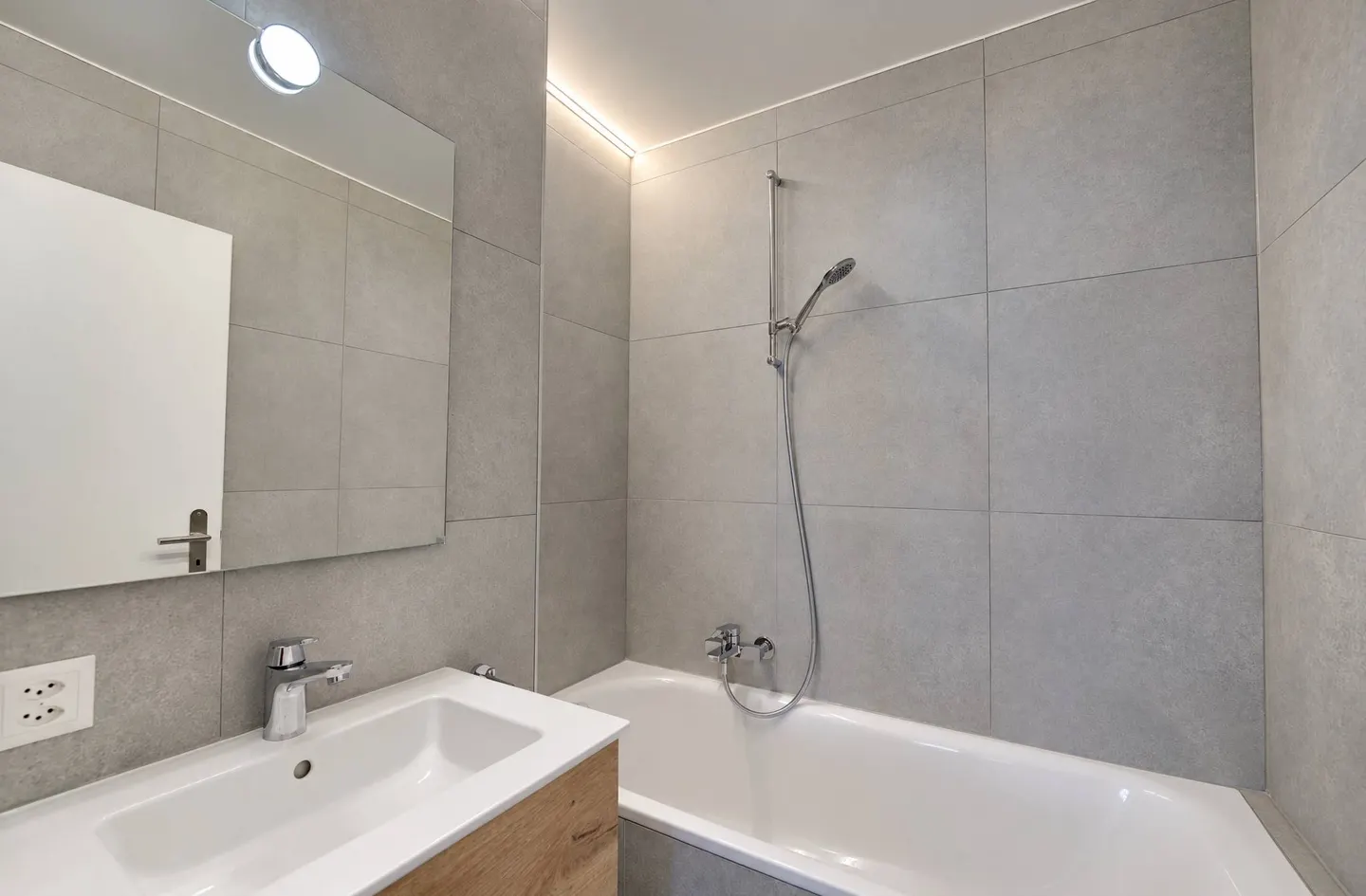 Wunderschöne 5,5-Zimmer-Wohnung von 132 m2, die komplett renoviert wurde, mit großem Balkon - Foto 8 von 13