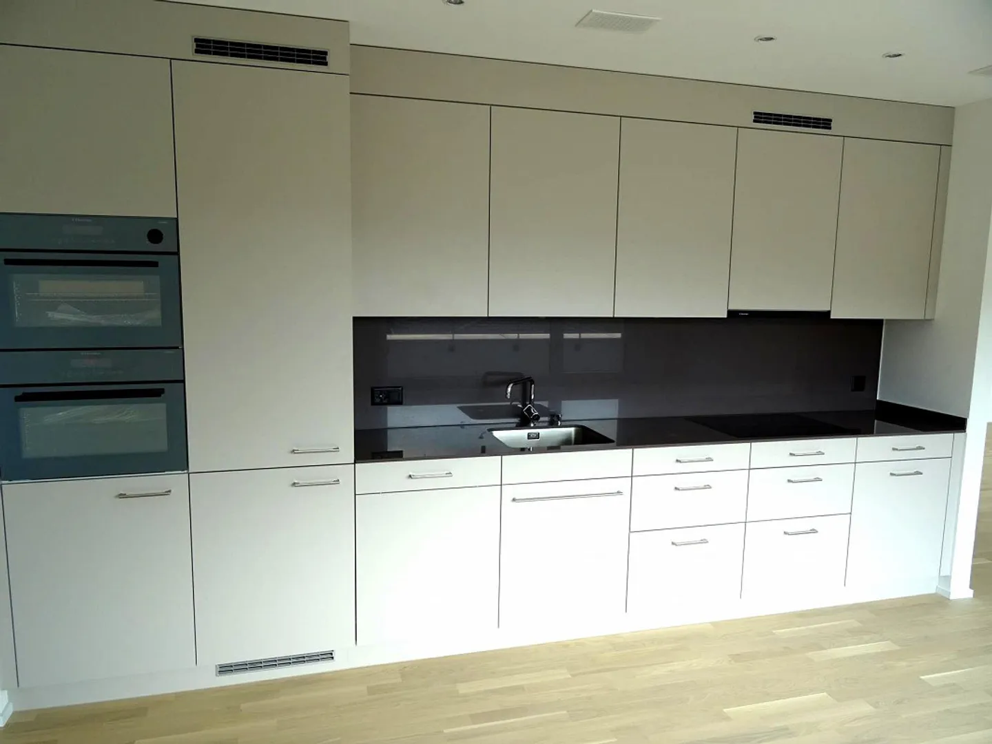 Moderne Attikawohnung mit Terrassen - Foto 2 von 11