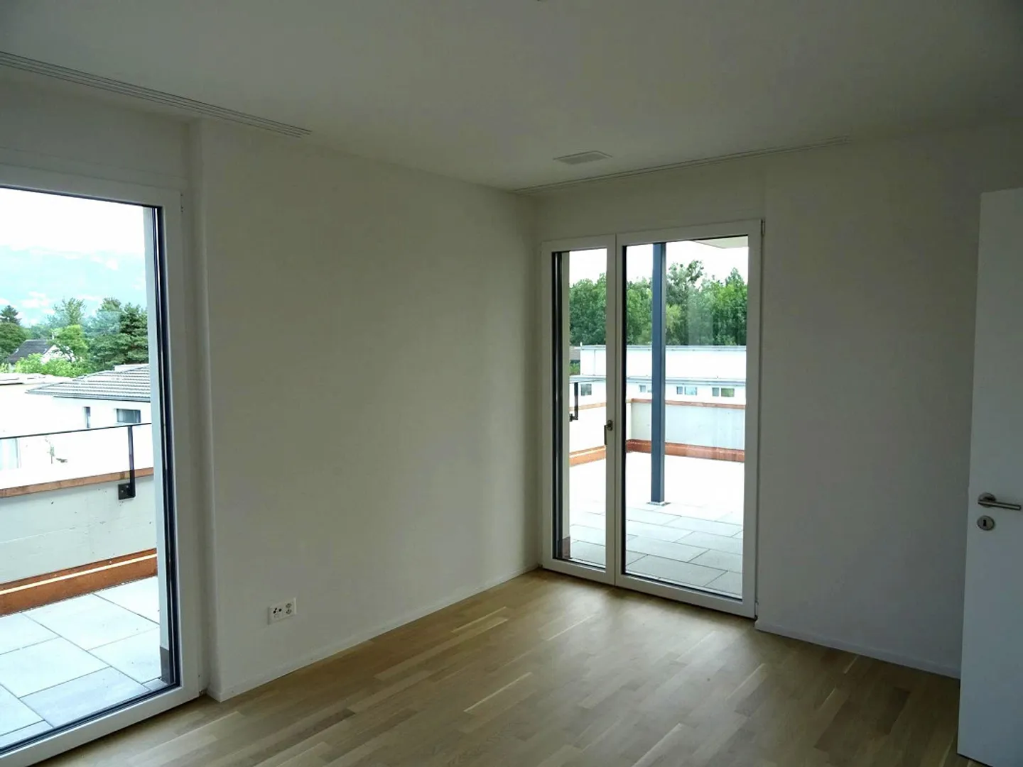 Moderne Attikawohnung mit Terrassen - Foto 7 von 11