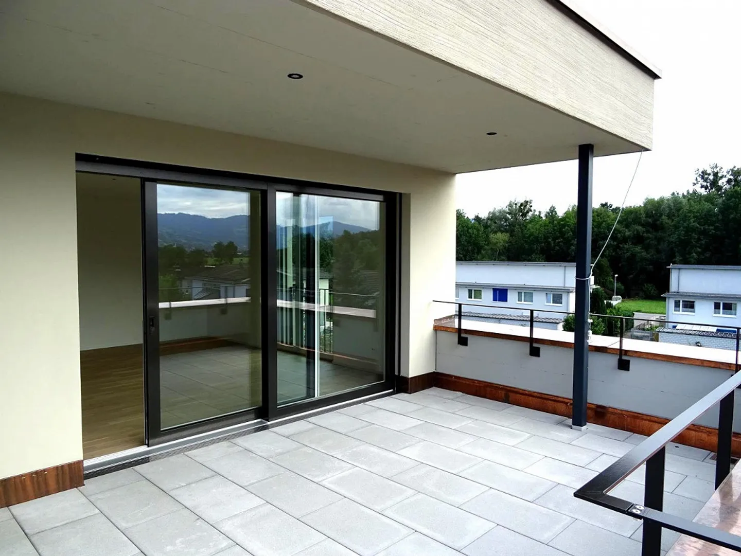 Moderne Attikawohnung mit Terrassen - Foto 8 von 11