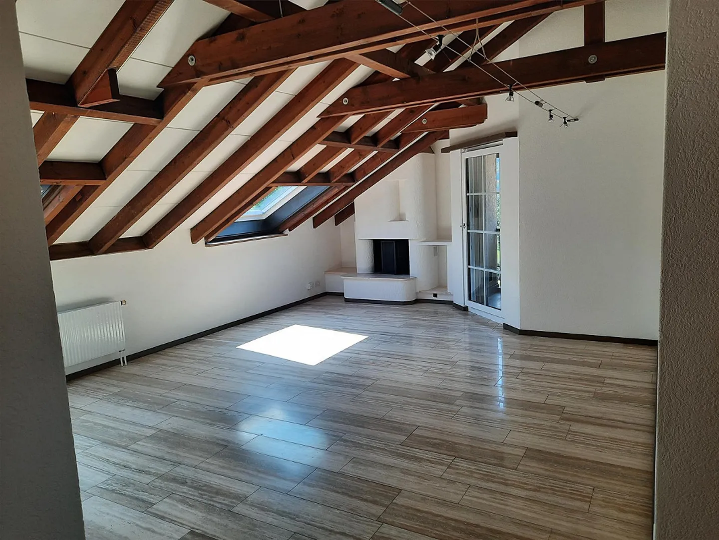 Appartement sous les combles lumineux de 4,5 pièces avec cheminée - Photo 1 sur 9