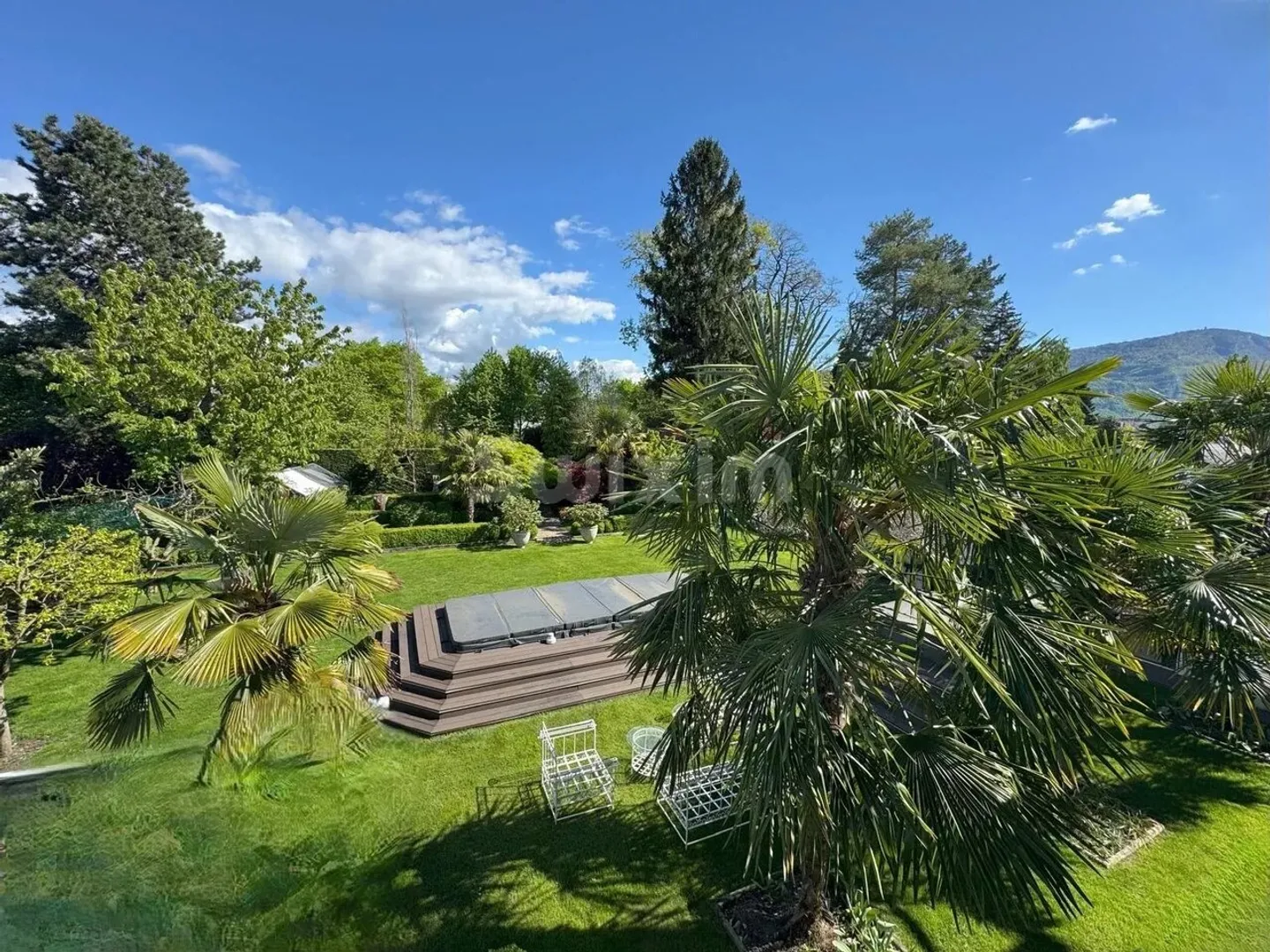 Elegant high-end villa with garden and swimming pool - Photo 1 of 3