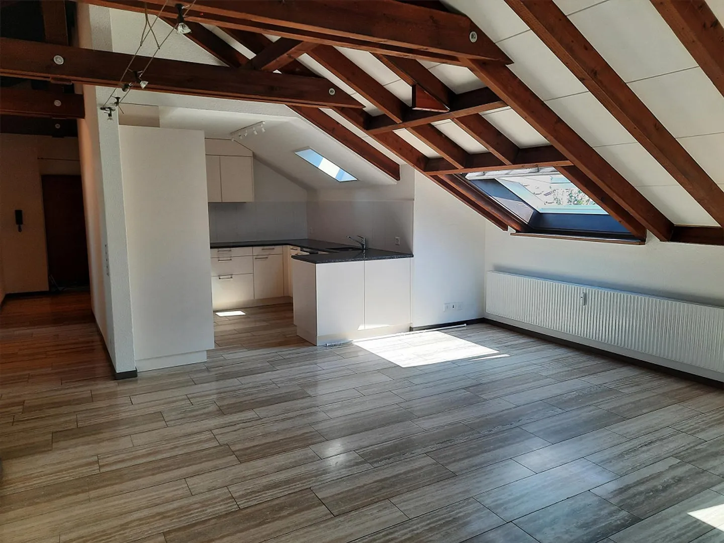 Appartement sous les combles lumineux de 4,5 pièces avec cheminée - Photo 2 sur 9