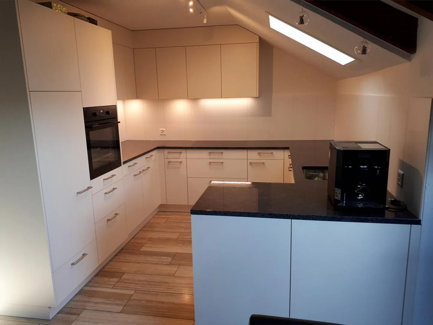 Appartement sous les combles lumineux de 4,5 pièces avec cheminée - Photo 4 sur 9