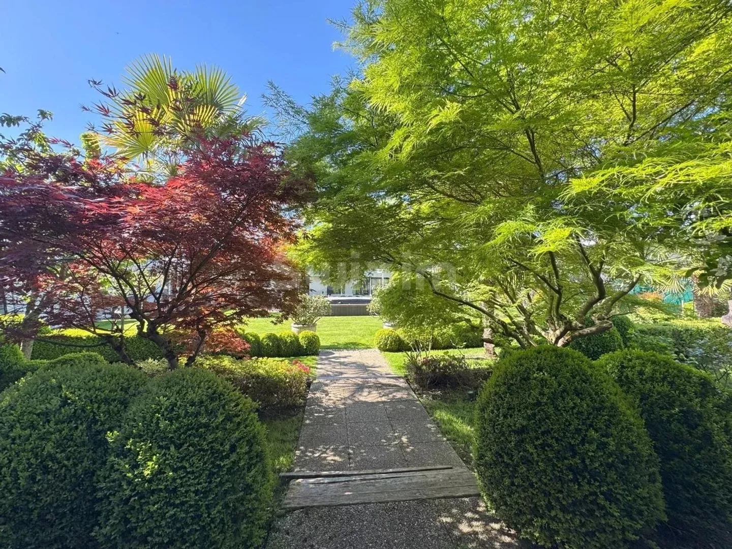 Elegant high-end villa with garden and swimming pool - Photo 2 of 3