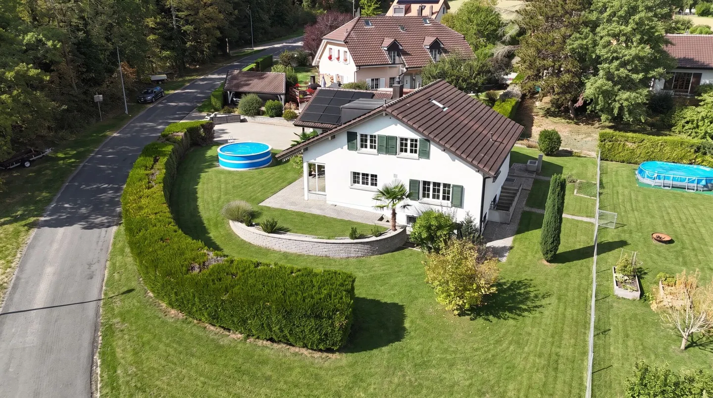 VERY BEAUTIFUL INDIVIDUAL VILLA COMPLETELY RENOVATED, PERFECT FOR A FAMILY - Photo 1 of 7