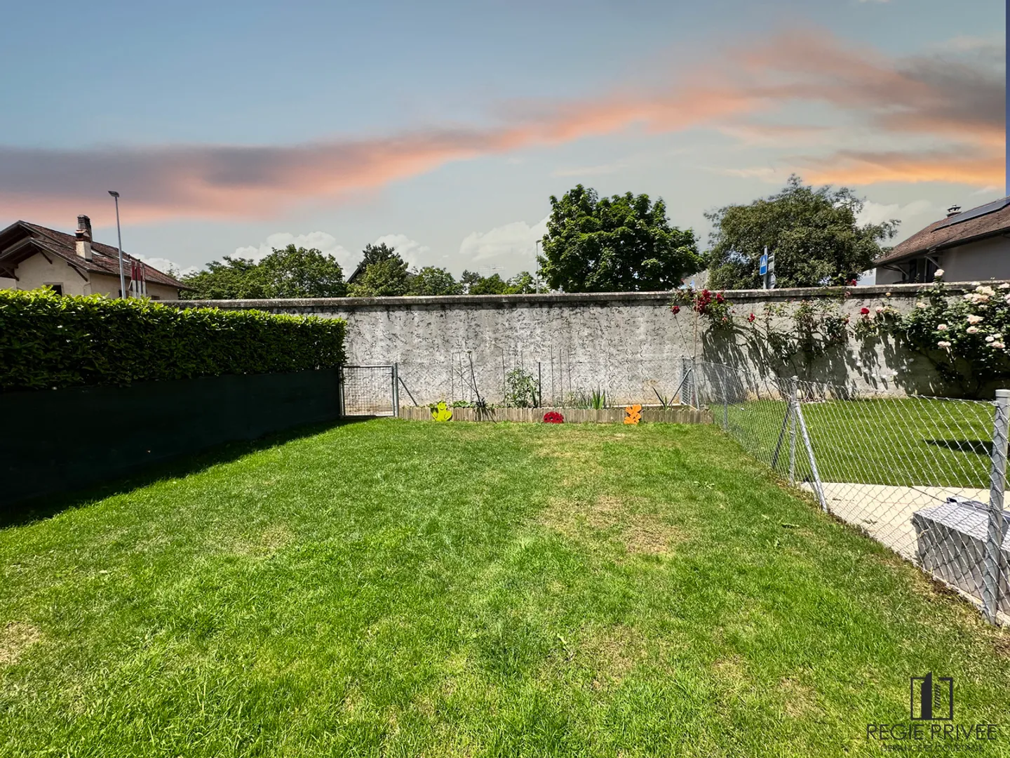 Centrale, grande giardino, 2 posti auto inclusi. Ideale per investitori. - Foto 3 di 9