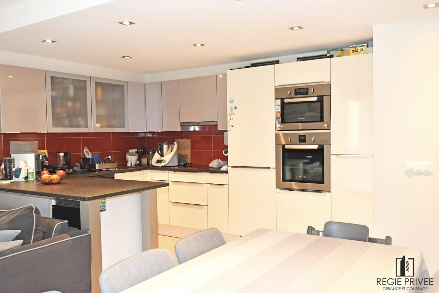 Centrale, grande giardino, 2 posti auto inclusi. Ideale per investitori. - Foto 4 di 9