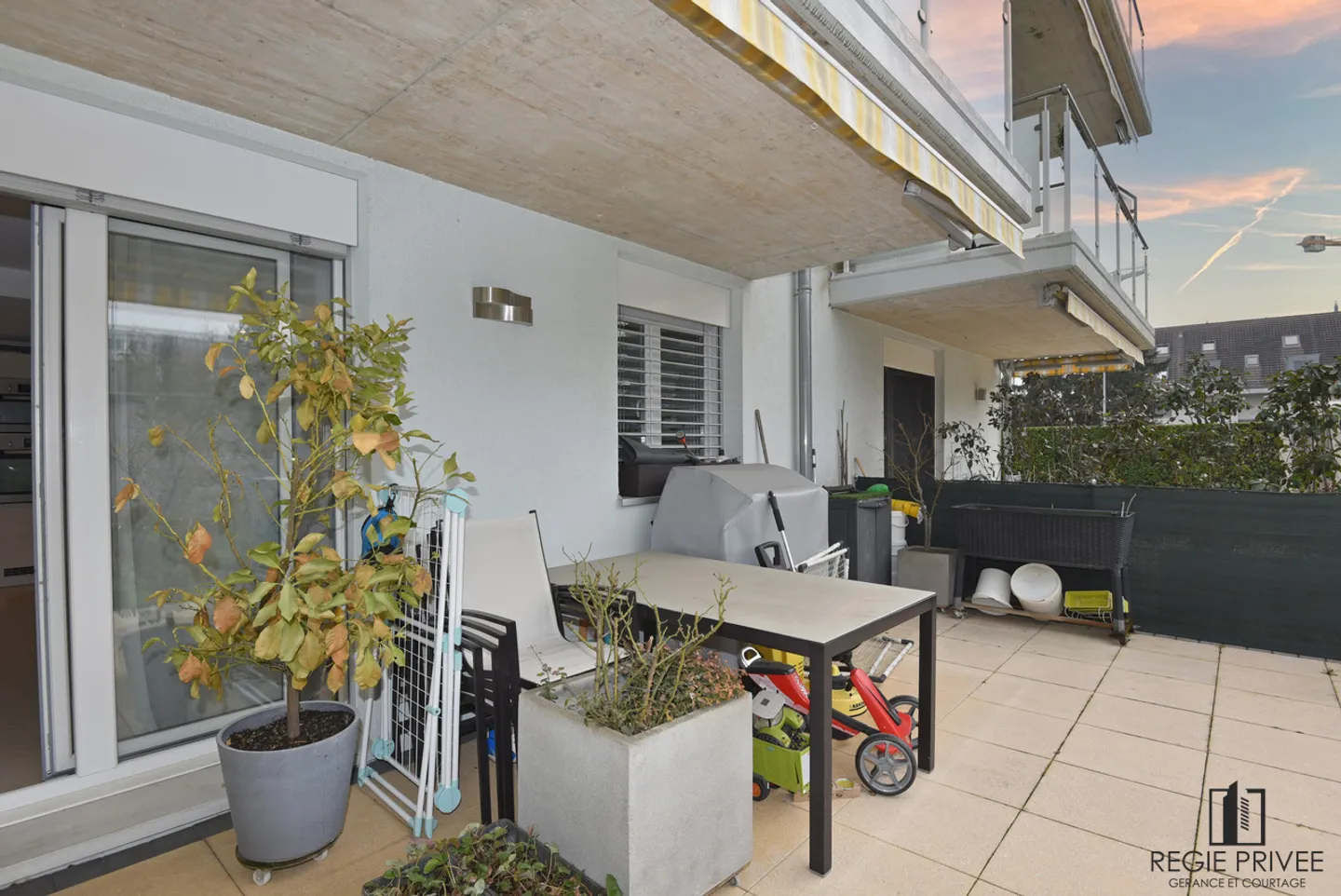 Centrale, grande giardino, 2 posti auto inclusi. Ideale per investitori. - Foto 2 di 9