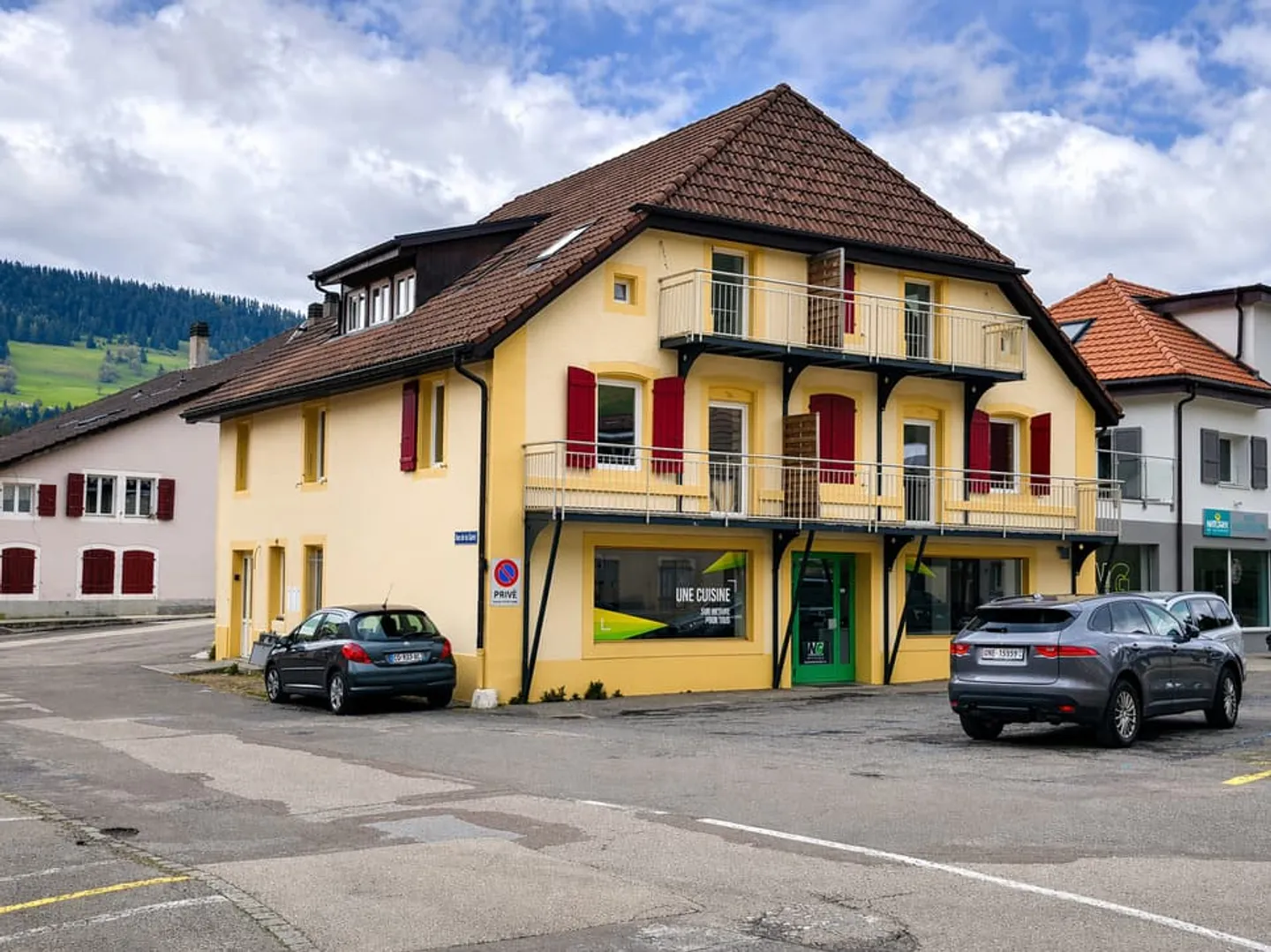 Affascinante casa ristrutturata a Couvet con balcone e parcheggio - Foto 1 di 11