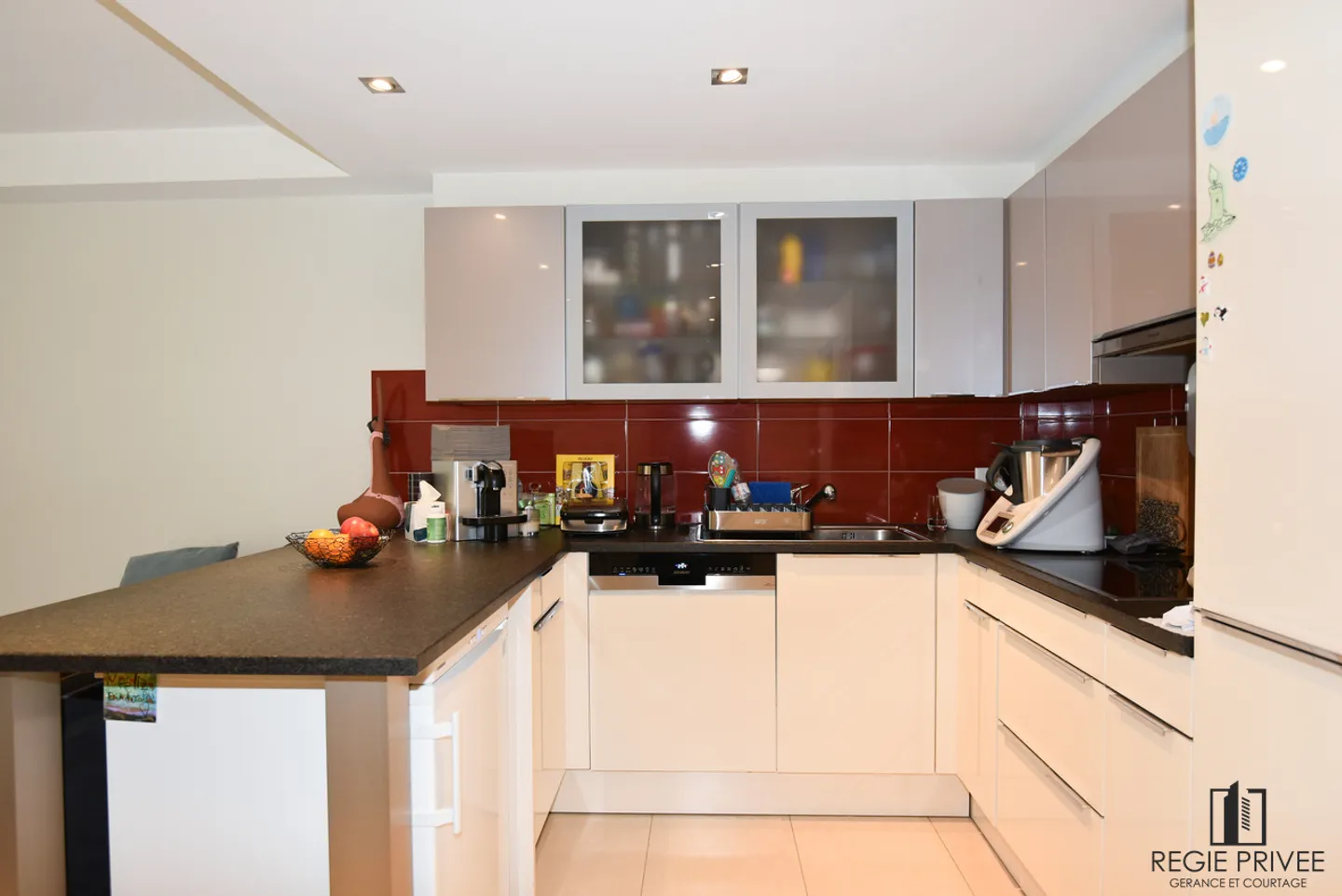 Centrale, grande giardino, 2 posti auto inclusi. Ideale per investitori. - Foto 9 di 9