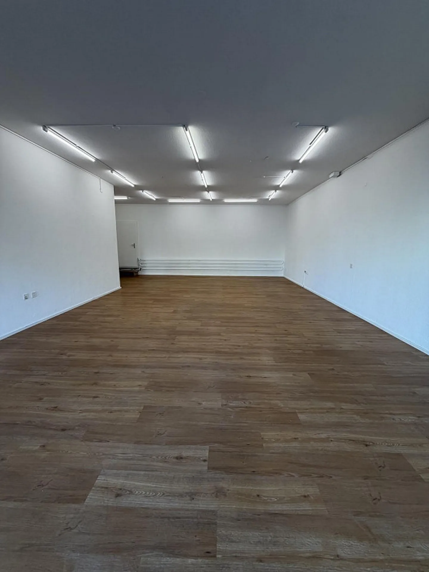 Spazio commerciale incluso area di stoccaggio in proprietà ristrutturata - Foto 3 di 10