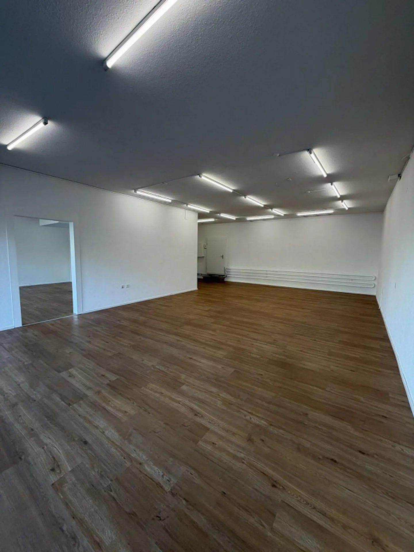 Spazio commerciale incluso area di stoccaggio in proprietà ristrutturata - Foto 4 di 10