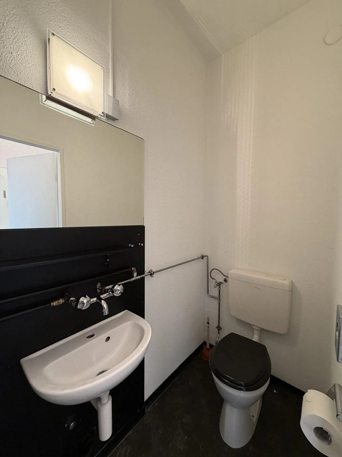 Spazio commerciale incluso area di stoccaggio in proprietà ristrutturata - Foto 8 di 10