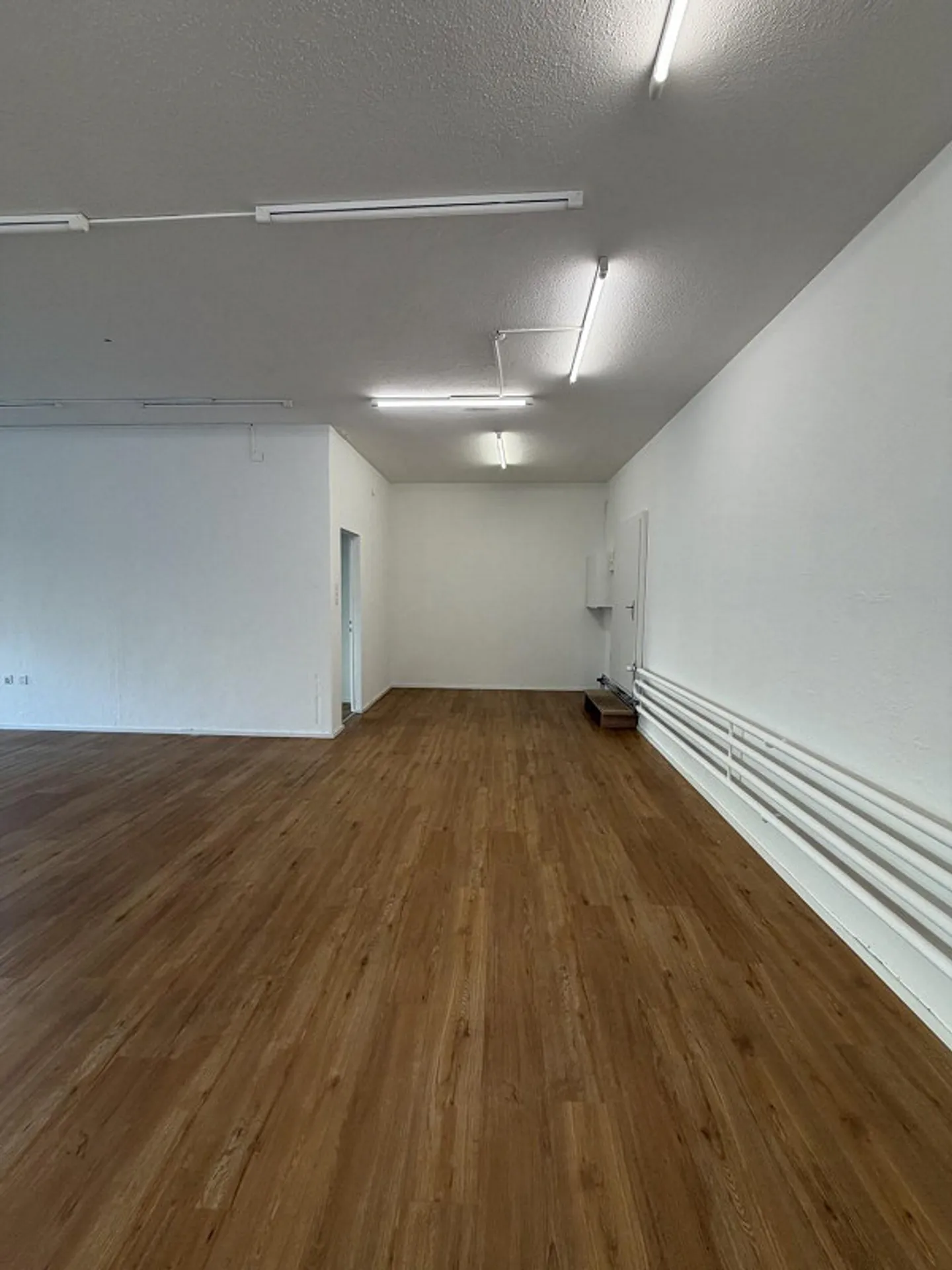 Spazio commerciale incluso area di stoccaggio in proprietà ristrutturata - Foto 5 di 10