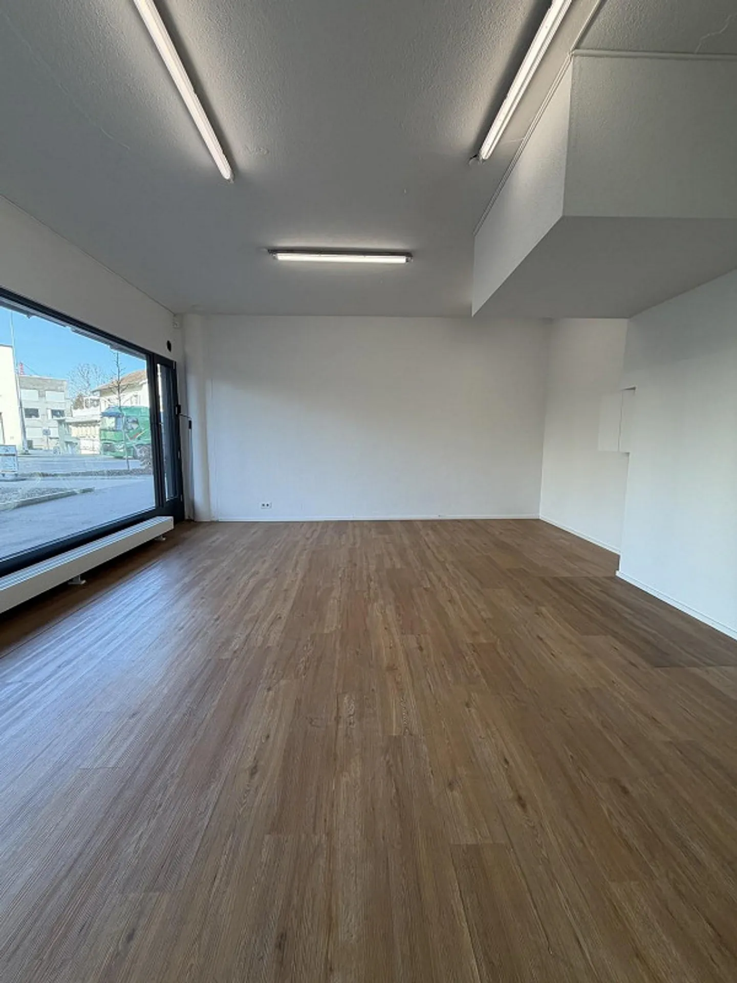 Spazio commerciale incluso area di stoccaggio in proprietà ristrutturata - Foto 6 di 10