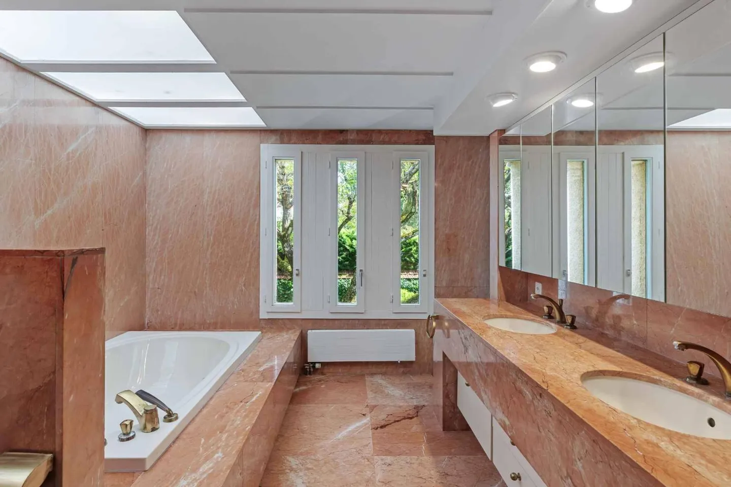 Exceptional property in the exclusive Hameau de Villette - Photo 11 of 13