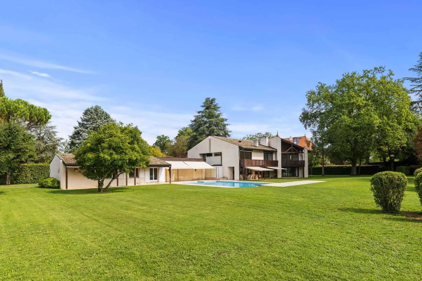 Exceptional property in the exclusive Hameau de Villette - Photo 12 of 13