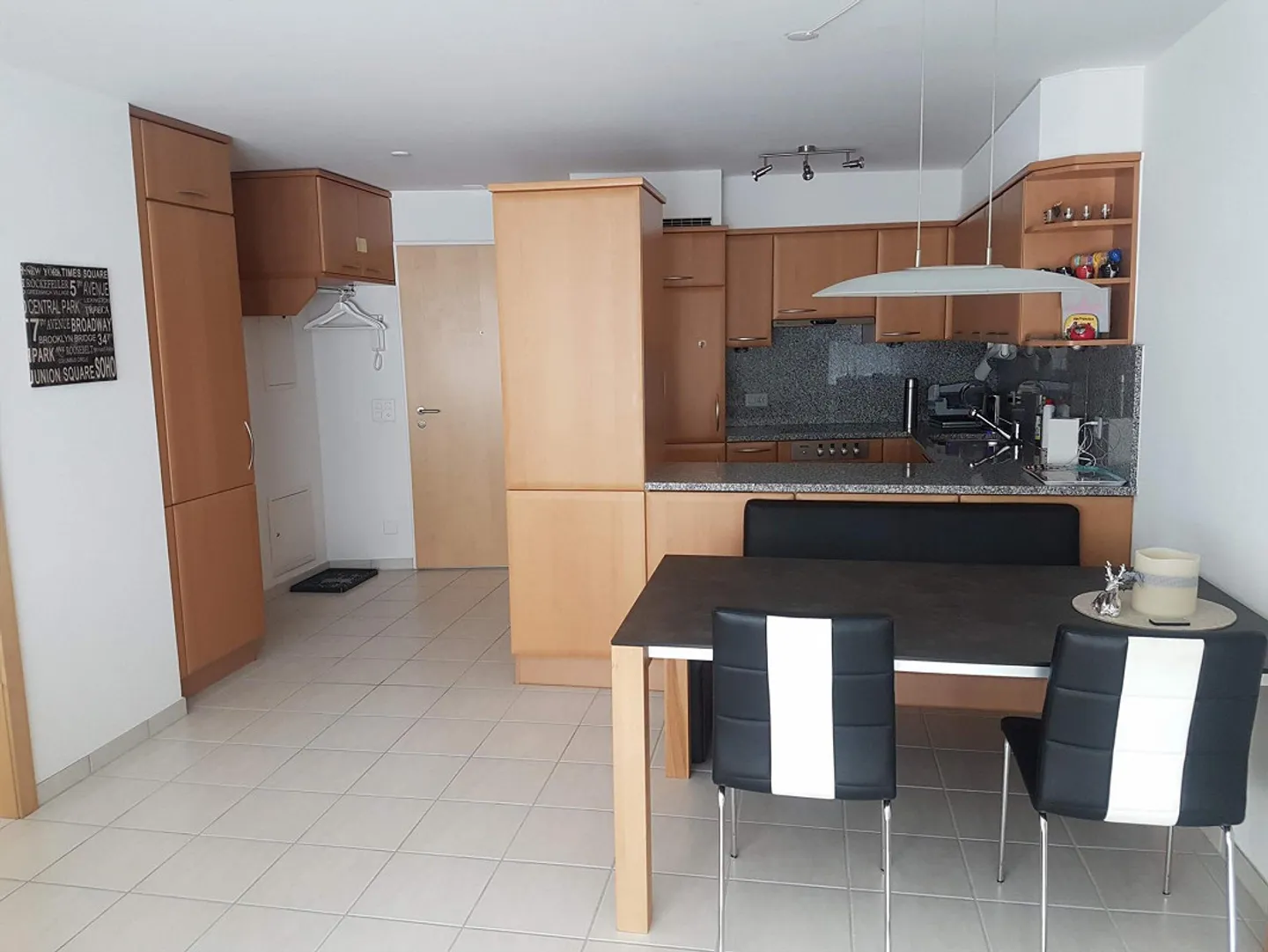 Sunny, centrally located 2.5 room apartment - Photo 3 of 9