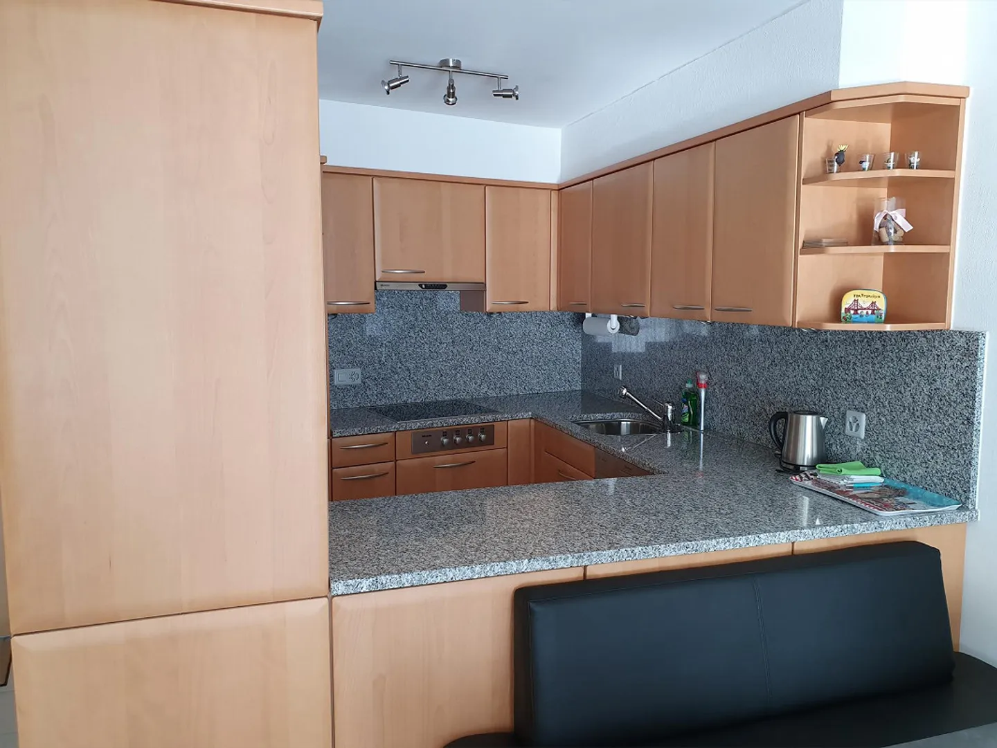 Sunny, centrally located 2.5 room apartment - Photo 4 of 9