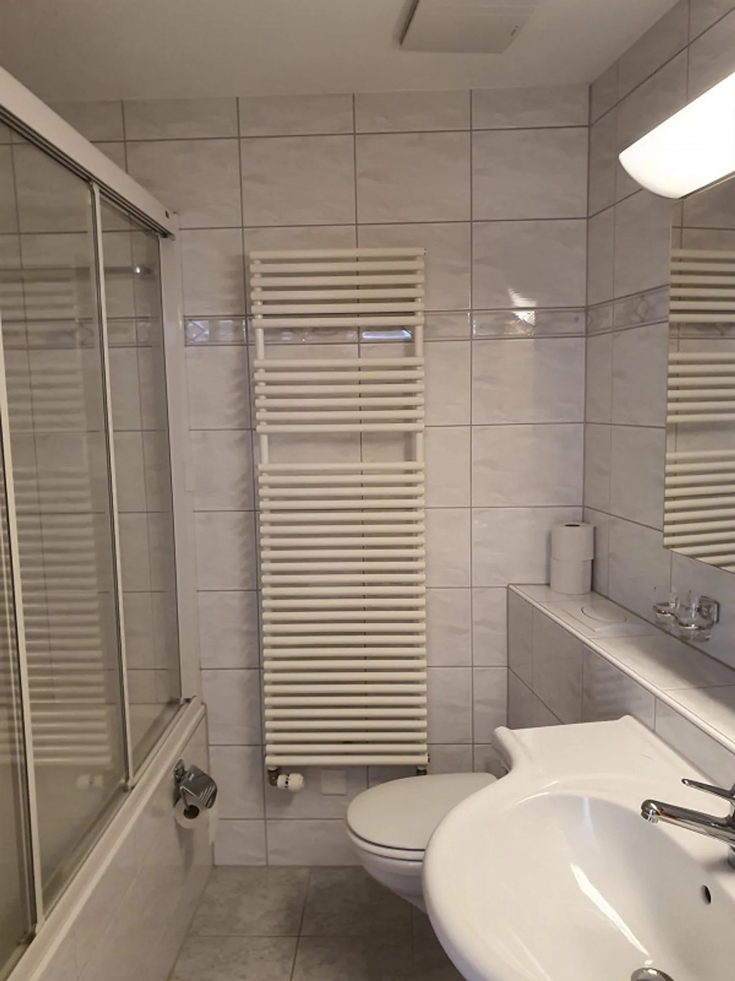 Sunny, centrally located 2.5 room apartment - Photo 7 of 9