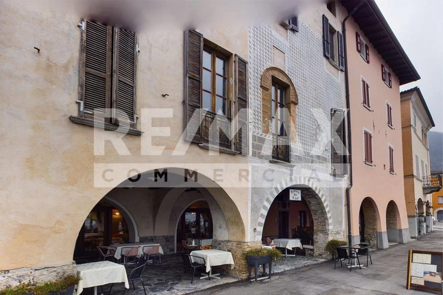 Mixed-use building for sale - Photo 3 of 13