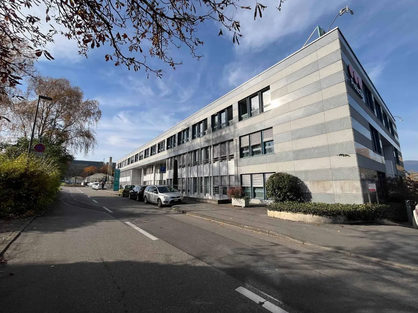 Offices of 164m2 - bright near the airport and the Place des Nations - Photo 1 of 8