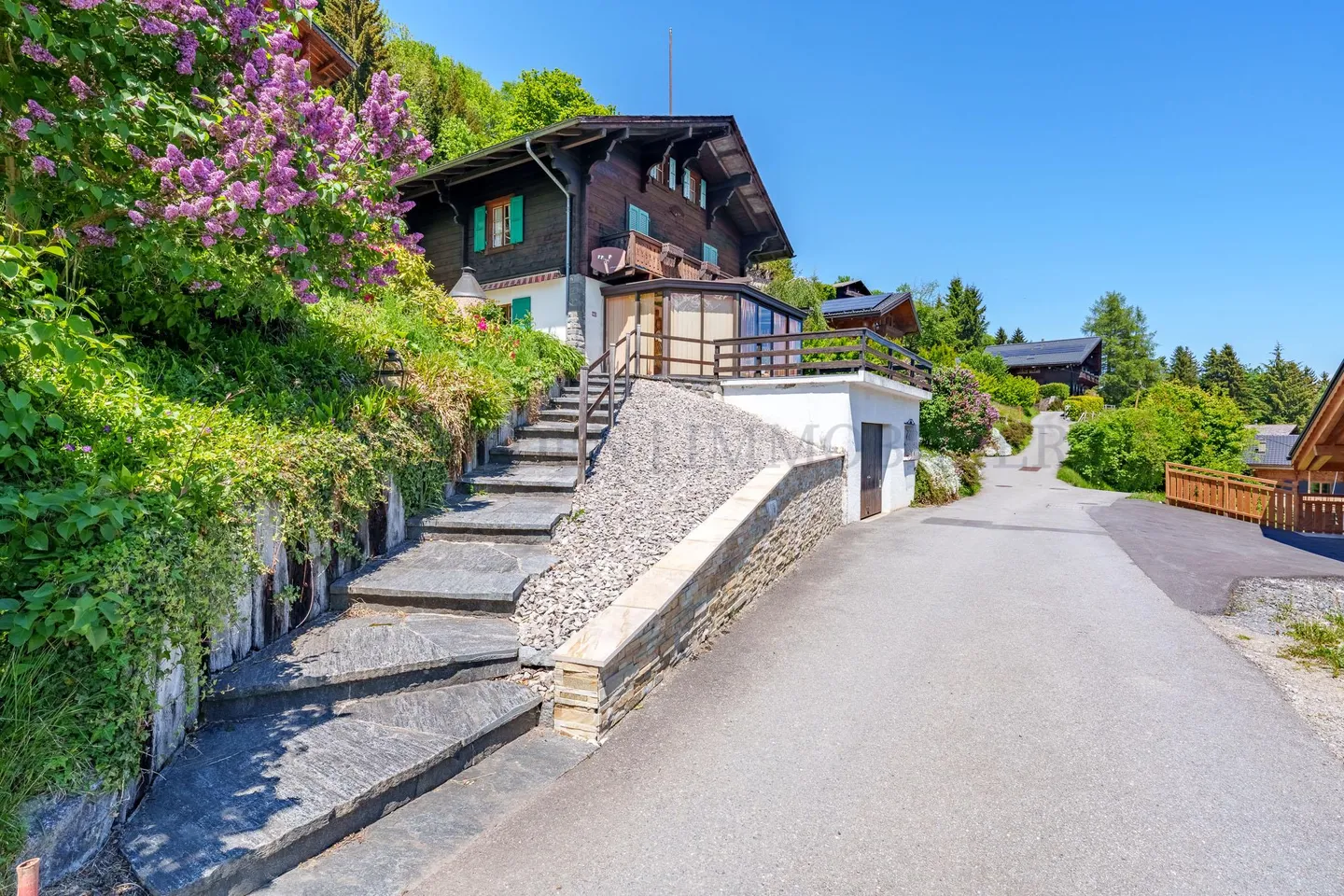 Chalet with panoramic mountain views - Photo 4 of 15