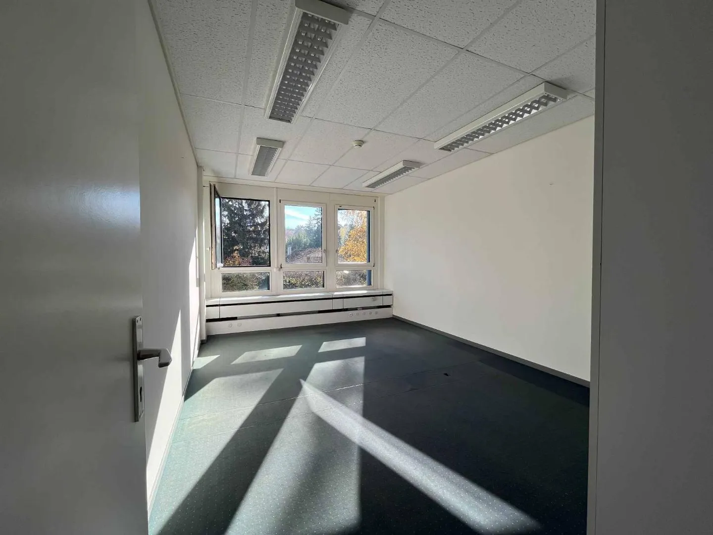 Offices of 164m2 - bright near the airport and the Place des Nations - Photo 2 of 8