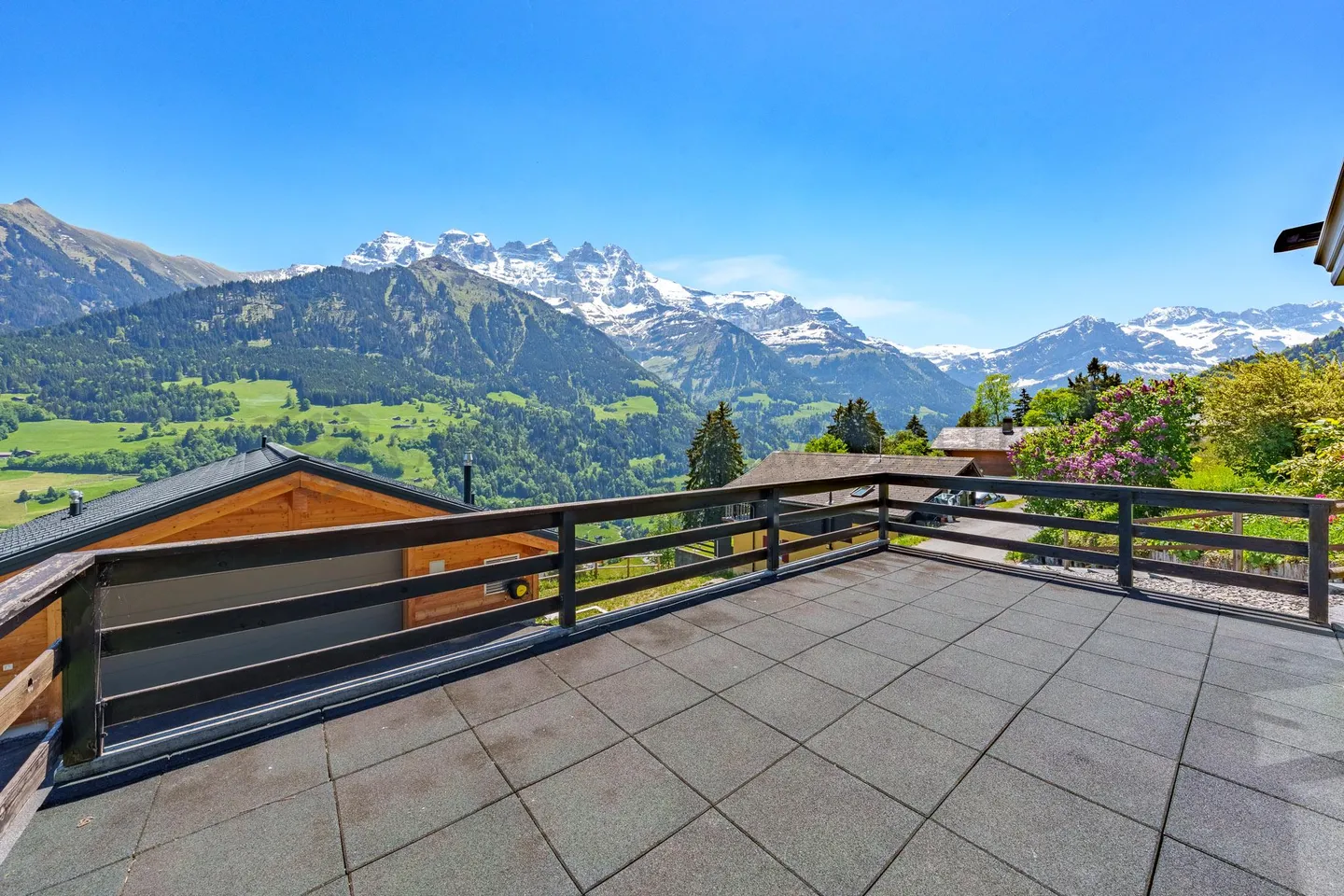 Chalet with panoramic mountain views - Photo 3 of 15
