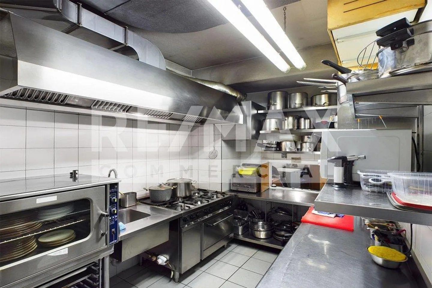 Mixed-use building for sale - Photo 10 of 13