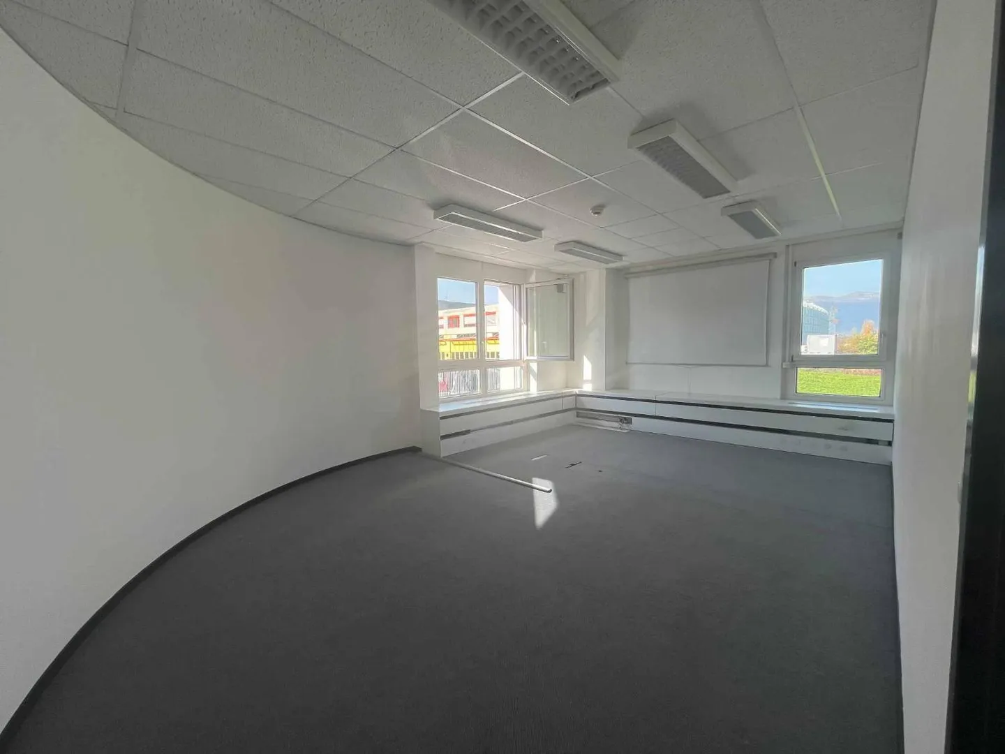 Offices of 164m2 - bright near the airport and the Place des Nations - Photo 3 of 8