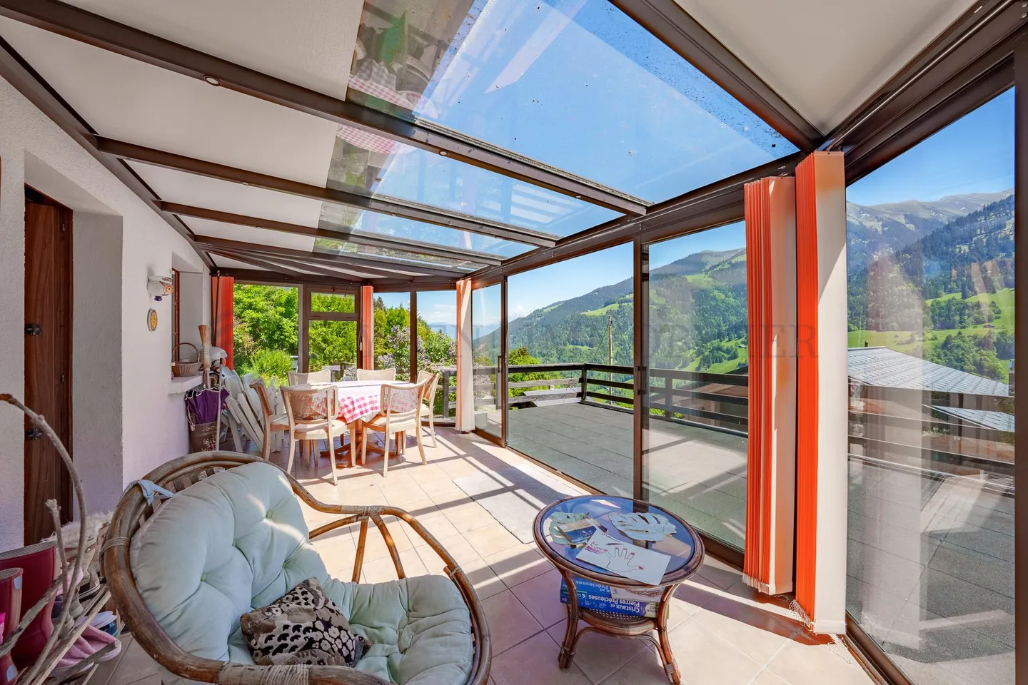 Chalet with panoramic mountain views - Photo 6 of 15