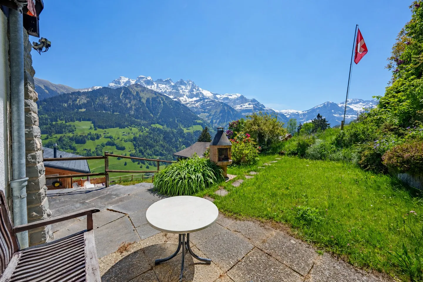 Chalet with panoramic mountain views - Photo 1 of 15