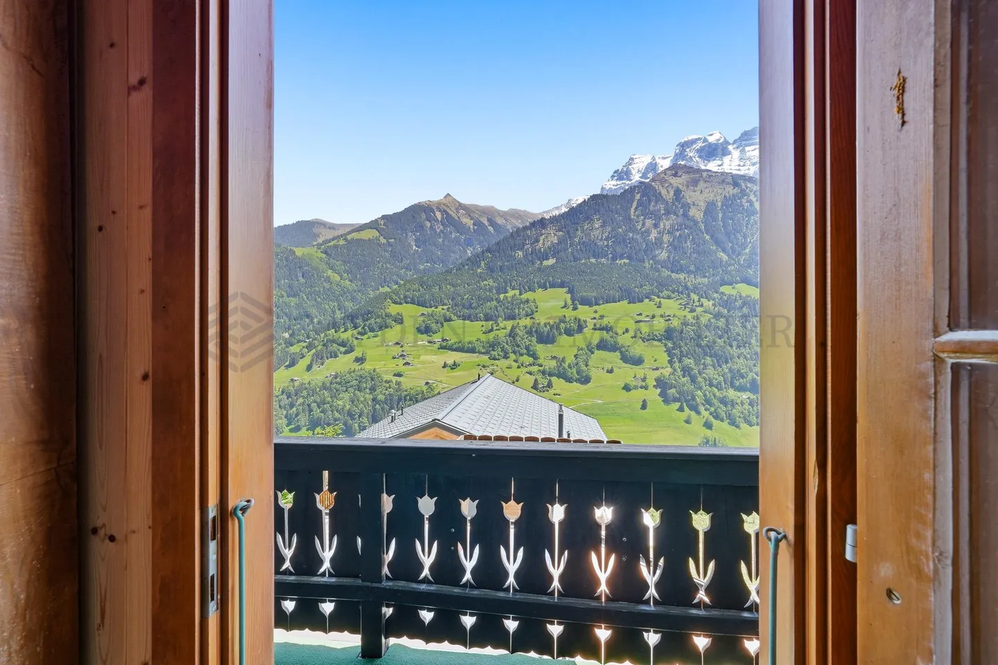 Chalet with panoramic mountain views - Photo 10 of 15