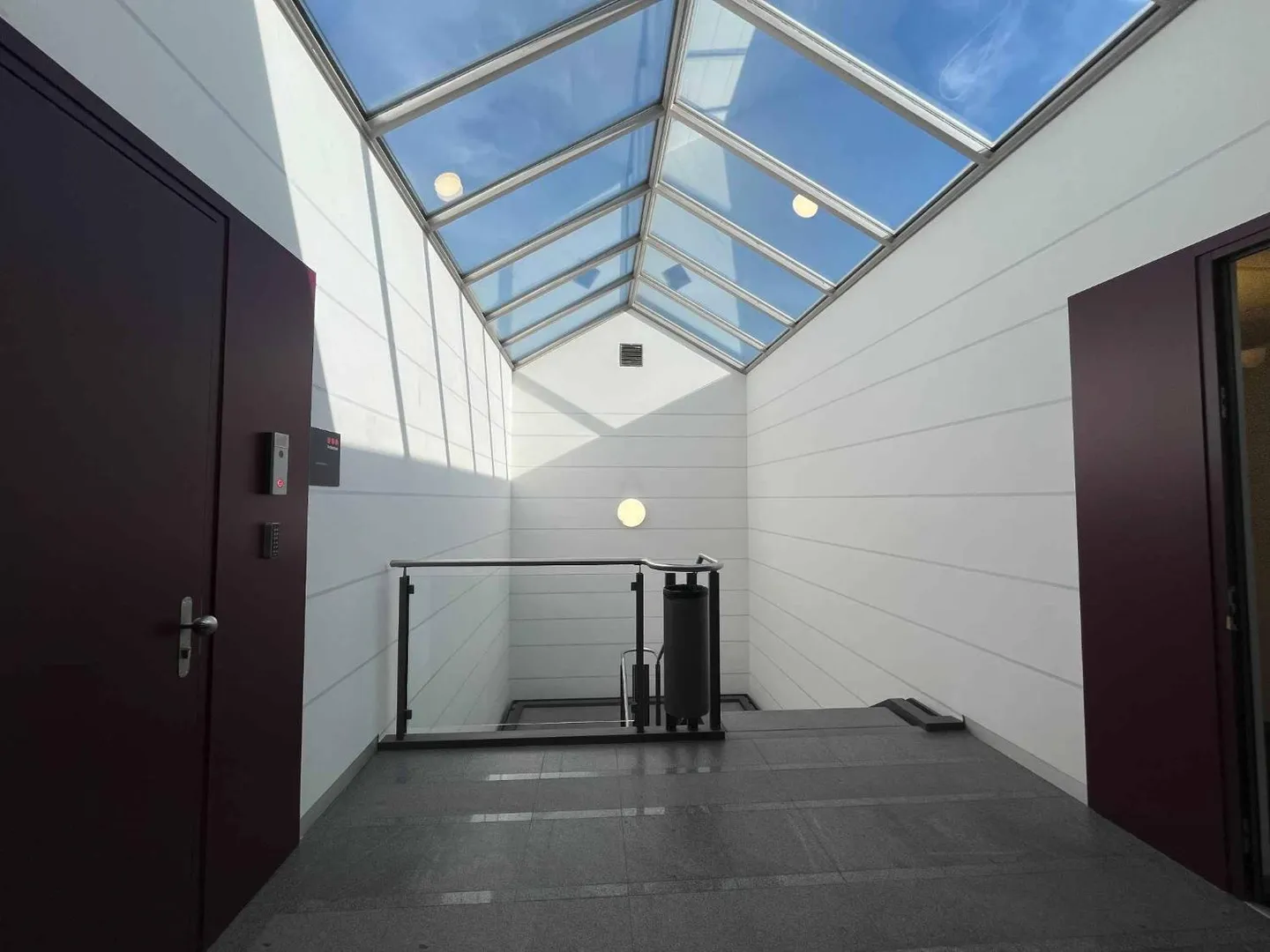 Offices of 164m2 - bright near the airport and the Place des Nations - Photo 5 of 8